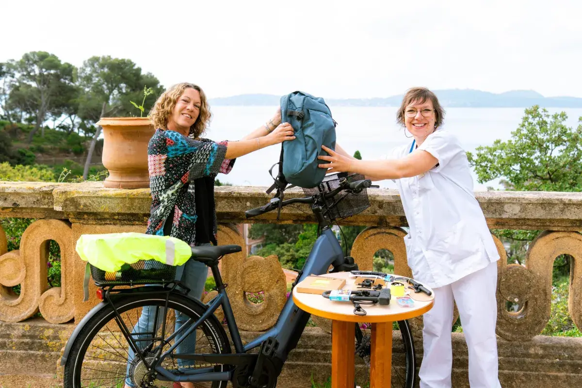 Remise d'un kit de sécurisation pour vélo à une professionnelle de l'hôpital